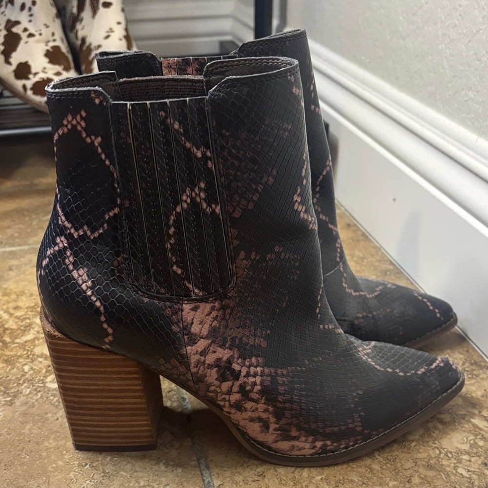 Steve Madden Black and Pink Ankle Booties - Picture 5 of 7